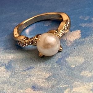 5/$10❤️❤️❤️NEW Faux Pearl & CZs Gold Tone Alloy Ring